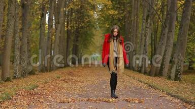 秋天公园里穿红色外套的漂亮女人。 她正在做题字出售
